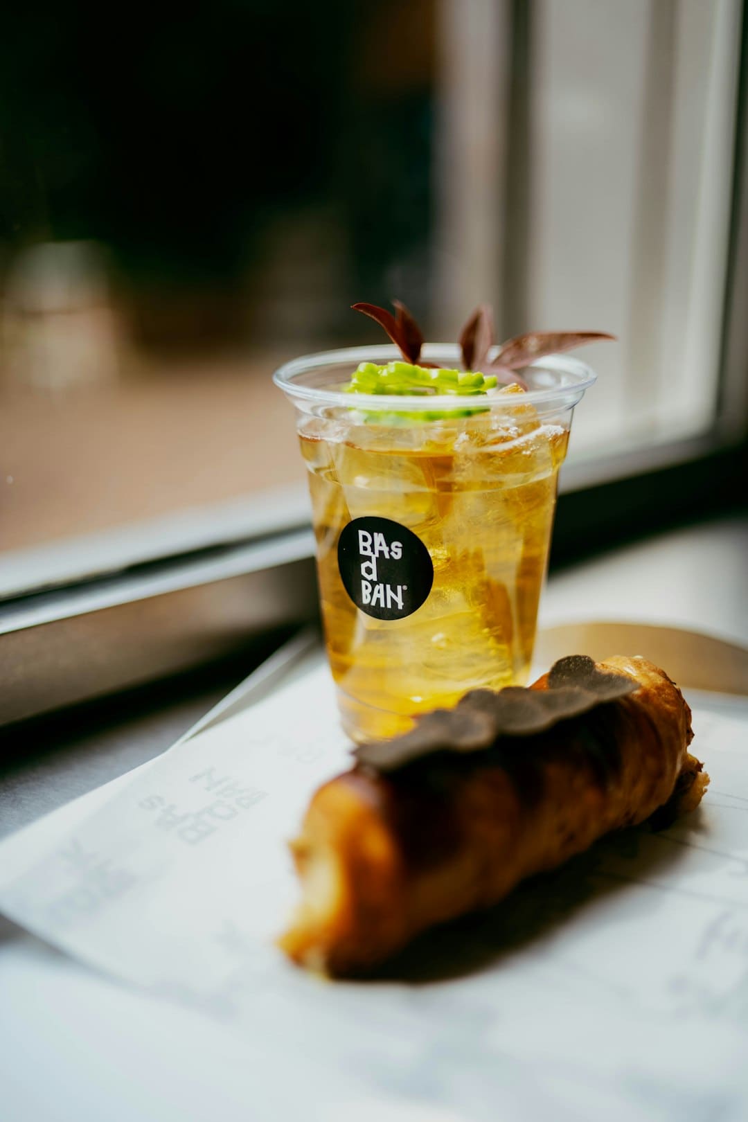 鹿晗拒绝staff帮忙系鞋带 真偶像的风采